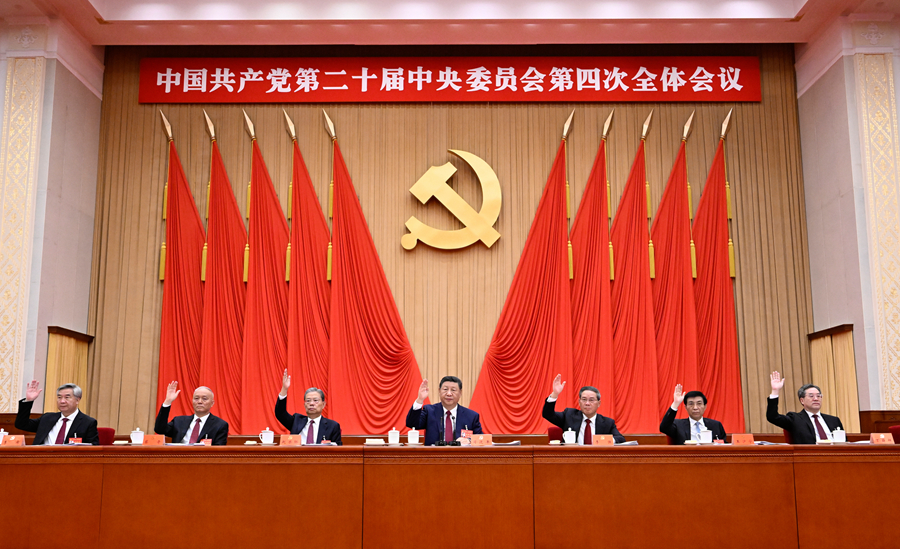 ??中國(guó)共產(chǎn)黨第二十屆中央委員會(huì)第四次全體會(huì)議，于2025年10月20日至23日在北京舉行。這是習(xí)近平、李強(qiáng)、趙樂(lè)際、王滬寧、蔡奇、丁薛祥、李希等在主席臺(tái)上。